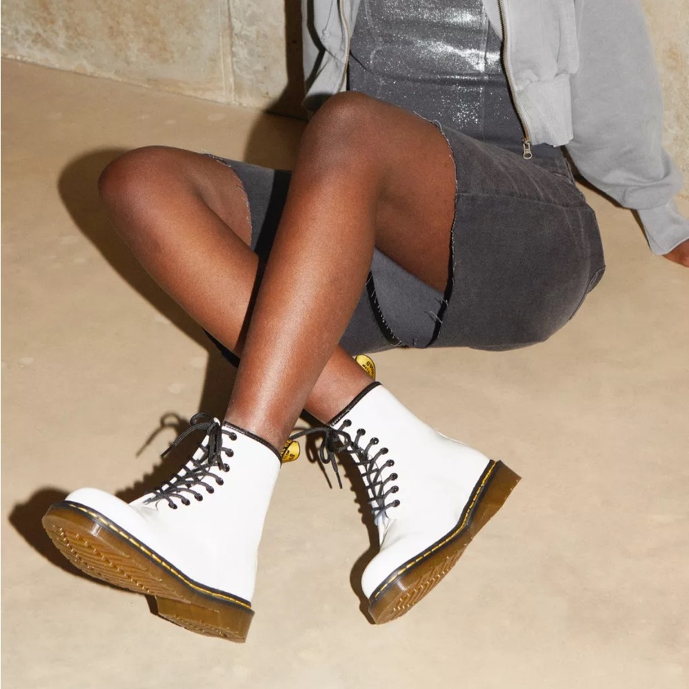 Dr. Martens 1460 smooth leather lace up boots in women’s size 9